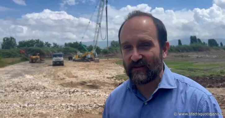 “Il centro per migranti in Albania? Non c’è niente. È uno spot elettorale”: blitz dei parlamentari Pd nei luoghi del cantiere – Video