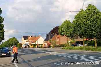 Drie inzittenden vluchten nadat ze bij inhaalmanoeuvre hard tegen geparkeerde auto’s knallen