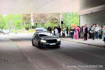 Automobilist raast onder afgesloten brug langs mensenmassa: politie start onderzoek