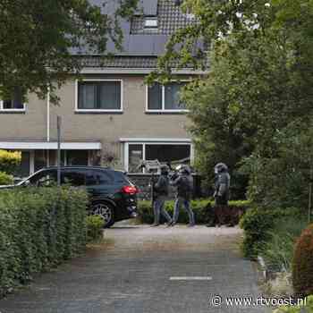 Aanhouding en gewonde politiehond bij inval in Dalfsen