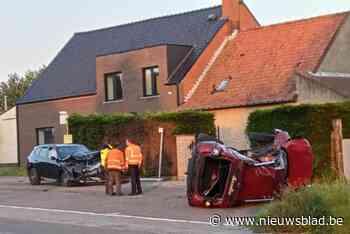 BMW ramt twee geparkeerde wagens, inzittende jongeren vluchten weg