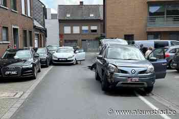 Vrouw (80) verlaat parkeerplaats zonder kijken: drie wagens beschadigd