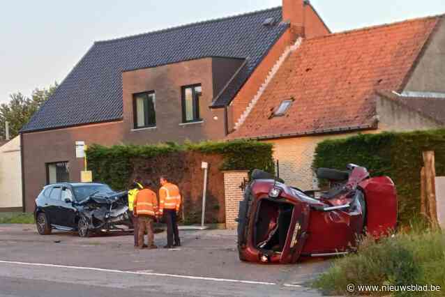 BMW ramt twee geparkeerde wagens, drie inzittenden opgepakt na zoektocht met drones en honden