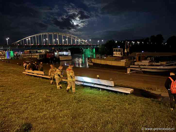 Brandweer spuit bankje schoon na mishandeling met glas, verdachte (32) aangehouden