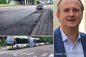 ‘Probleemweg’ wordt aangepakt en deze keer krijgen wél beide rijrichtingen nieuw asfalt: “Baan is te slecht om nog langer te wachten”