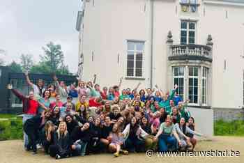 Verschillende generaties chiroleidsters samen op weekend