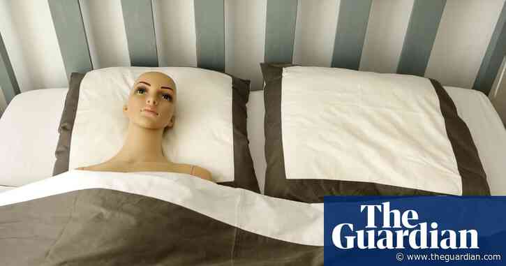 Hey, Zoey by Sarah Crossan review – ‘the perfect girlfriend’