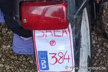 “Bestuurder plukte dit gewoon van het internet”: bromfietser rijdt rond met zelfgemaakte papieren nummerplaat