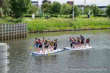 VTI Deinze wint eerste interscholenregatta op mega-SUPs