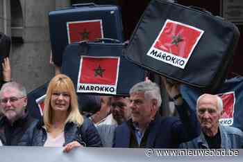Vlaams Belang-politici staan met koffers voor gevangenis in Begijnenstraat