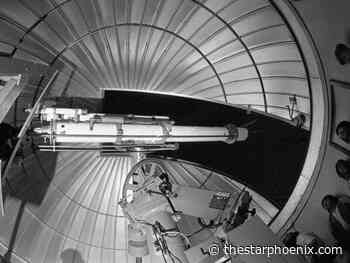 People observe Saturn through a U of S telescope in 1985