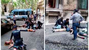 Carbone vegetale contro la facciata del ministero del Lavoro: ambientalisti imbrattano il dicastero