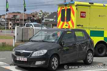 Moeder en dochter (9) naar ziekenhuis nadat auto kantelt bij botsing