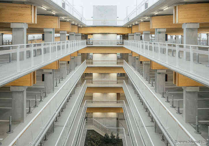 Typisiertes Parkhaus mit Holz
 - HUB in Antwerpen