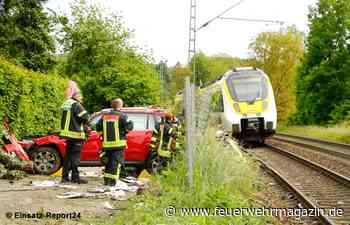 Pkw rollt auf Gleise und wird von Zug erfasst