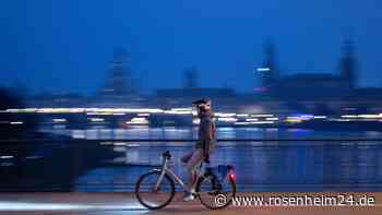 Radfahrer geht mit Metallschloss auf Fußgängerin los - Frau wehrt sich mit Regenschirm