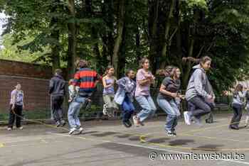 250 Mechelse leerlingen kicken dagje af van smartphone met touwtjespringen en polonaise: “Stilstaan bij impact van overmatig schermgebruik”