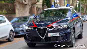 Scavalca la recinzione di casa e danneggia l'auto della ex, le doveva stare lontano