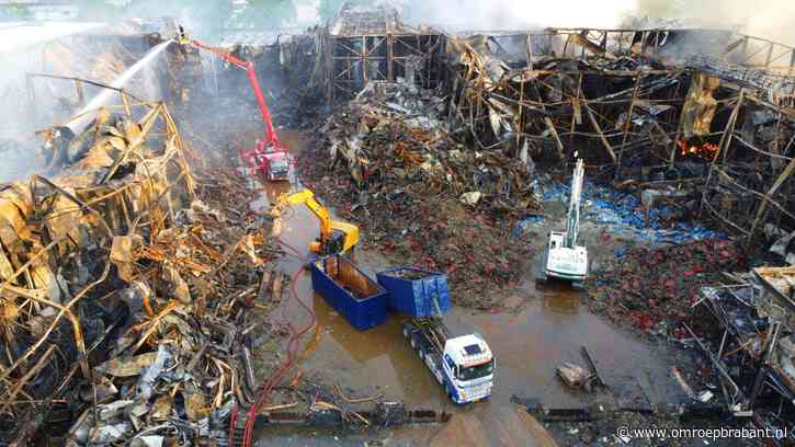 Laatste buren mogen terug na verwoestende brand: 'Stinkt als een gek'