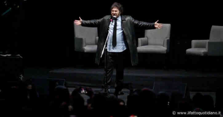 Show del presidente argentino Milei, in versione rockstar canta la canzone dei suoi comizi e poi ironizza sui cori contro Sanchez e Kirchner