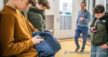Gezelligere pauzes maar ook meer verveling en minder bereikbaar voor ouders: dit is wat het mobieltjesverbod met scholieren doet
