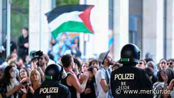 Polizei führt Menschen aus besetzter Humboldt-Universität