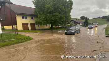 Unwetter in der Region: „Land unter“ in Feldkirchen-Westerham – Feuerwehr baut mobilen Damm