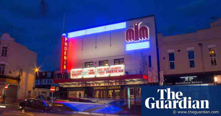 Ken Loach and Mike Leigh resign as patrons of London cinema over Israeli film festival screening