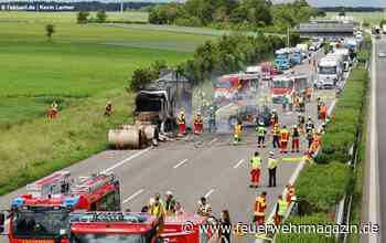 A81: Lkw mit Papierrollen ausgebrannt
