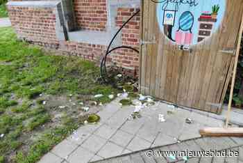 Jonge vandalen vernielen borden uit geefkast