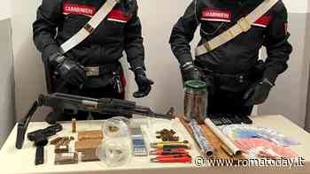 Non si ferma all'alt e abbandona lo scooter. In casa un kalashnikov, droga e soldi falsi