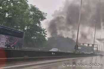 Autobrand verspreidt zwarte rookpluim in Kwaadmechelen