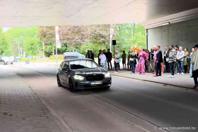 Politie identificeert automobilist die langs massa op afgesloten weg raast in Genk