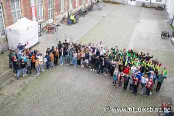 Jeugdverkeersbrigardiers helpen medeleerlingen veilig oversteken aan de schoolpoort: 151 leerlingen beloond met diploma