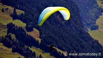 Precipita con il parapendio, salvato dagli alberi