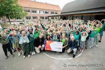 GBS De Vlieger vormt betonnen speelplaats om tot groene zone: leerlingen verwelkomen project met dansje