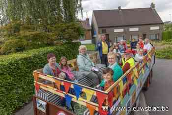 Leerlingen bezoeken kapellen met oldtimer-tractor