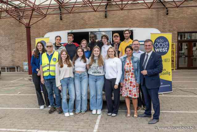 Leerlingen Burgerschool maken live radio op de speelplaats