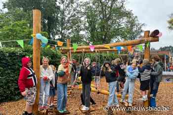Basisschool De Springplank huldigt ontharde speelplaats met buitenklas in: “Voor als het mooi weer wordt”
