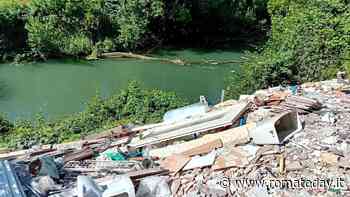 Una discarica abusiva di 300 metri quadri sulle sponde del fiume