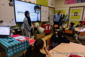 Middelbare studenten wakkeren leesplezier aan bij lagere school kinderen met eigen verhaaltje