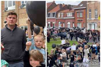 Rouwmars door kleinste stad na ontslag directeur: “Onze enige school mag niet verdwijnen”