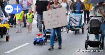 Zu wenig Personal in Hannovers Kitas: Eltern demonstrieren für bessere Betreuung