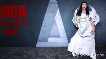 Gibt es dafür Abwrackprämie?: Lady Gaga kleidet sich mit Autoteil