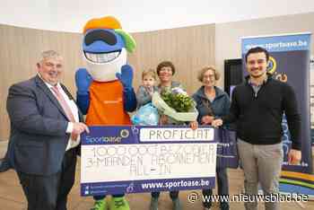 Miljoenste zwemmer Sportoase Groot Schijn wordt in de bloemetjes gezet.