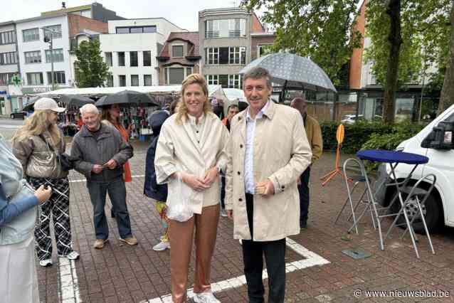 Kopstukken uit de regio voeren campagne op natte avondmarkt in de parkgemeente