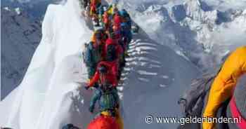 Doden doordat stuk van Mount Everest vlak onder de top afbreekt: waarschijnlijk bezweken onder drukte