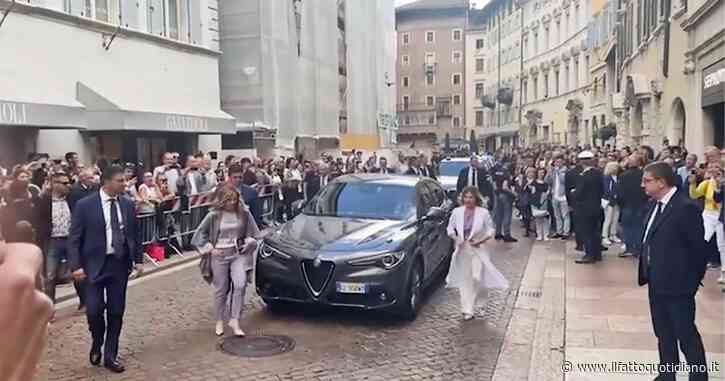 “Meloni torna casa”, la premier contestata al suo arrivo al Festival dell’Economia di Trento