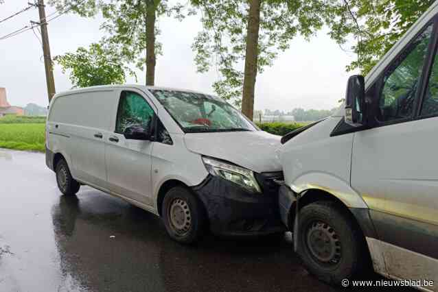 Twee bestelwagens rijden frontaal op elkaar in