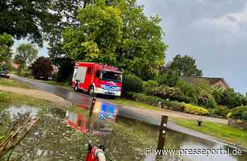 FW Celle: Straße in Hustedt unter Wasser